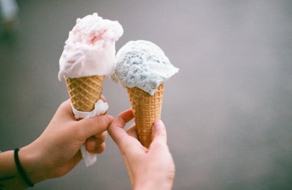 Trabaja en una heladería y juntó donaciones para una niña de bajos recursos