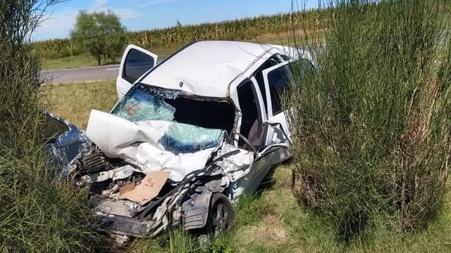Estado en el que quedó el auto tras chocar de atrás a un camión hormigonero. En el hecho murió su conductor y está grave su acompañante. Gentileza