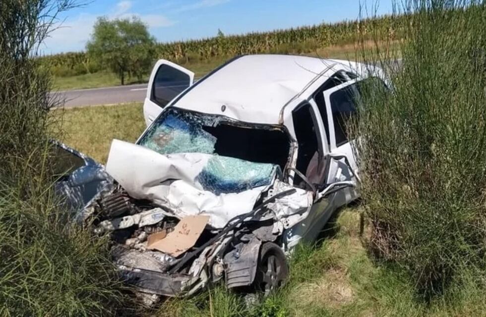Un muerto y un herido grave al chocar un auto con un camión