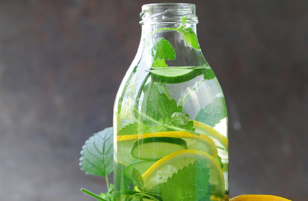 Cómo hacer un jugo detox: el truco casero para desinflamar el abdomen después de las Fiestas