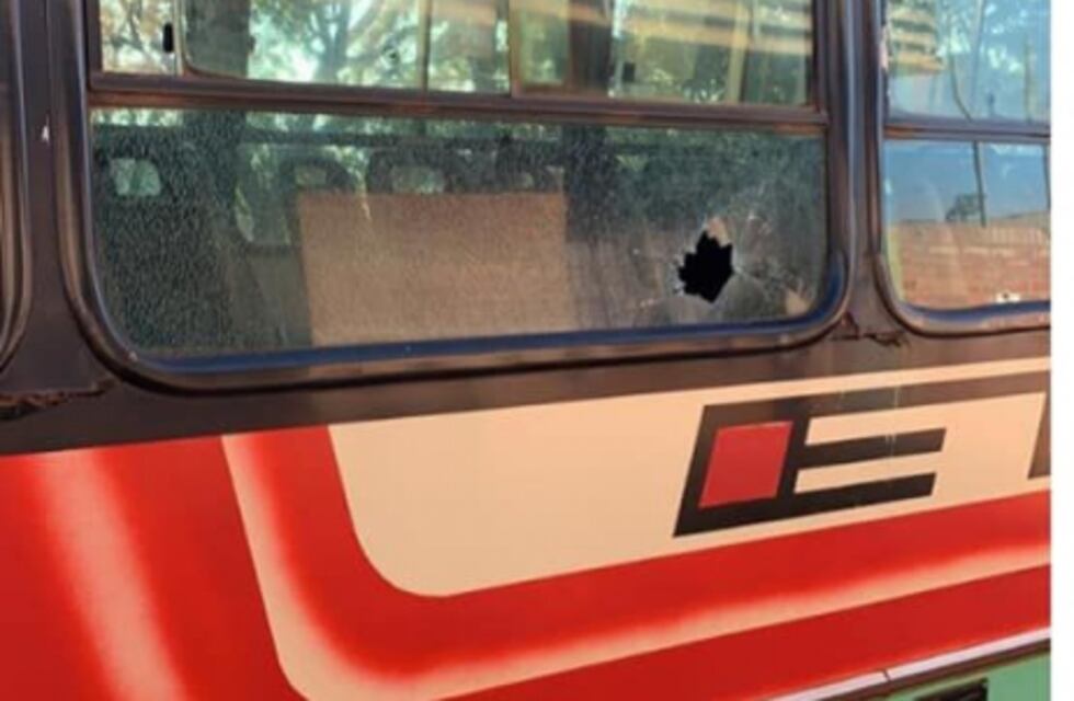 Mado: apedrearon colectivo de la empresa ETCE