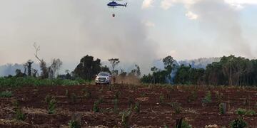 Continúan los incendios en Andresito y sumaron un helicóptero para combatirlos.