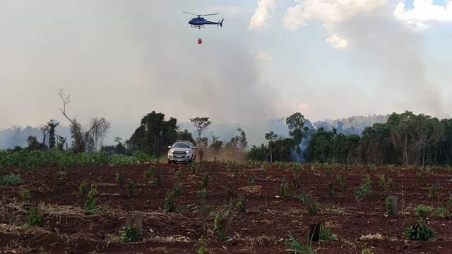 Continúan los incendios en Andresito y sumaron un helicóptero para combatirlos.