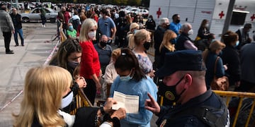 Gran cantidad de gente en vacunatorio que funciona en el  Centro de Convenciones Córdoba, Feriar. (Pedro Castillo/La Voz)