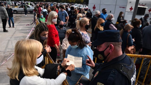 Gran cantidad de gente en vacunatorio que funciona en el  Centro de Convenciones Córdoba, Feriar. (Pedro Castillo/La Voz)