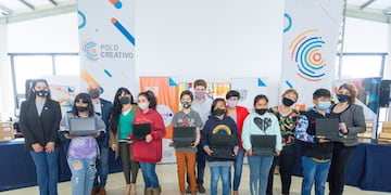 Melella entregó notebook a estudiantes