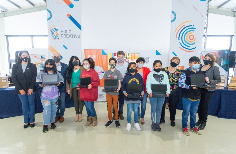 Aprendo en Mi Barrio: Melella entregó notebooks a estudiantes