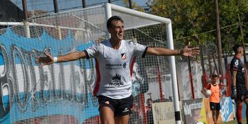 Bruno Nasta, fue la figura de la fecha 9 de la Primera Nacional, convirtió tres goles para un Deportivo Maipú que está imparable.
