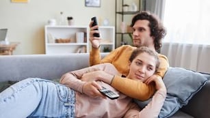 El hábito de revisar el celular constantemente es cada vez más común y tiene múltiples explicaciones desde la psicología.