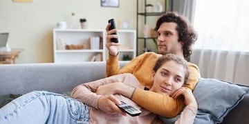 El hábito de revisar el celular constantemente es cada vez más común y tiene múltiples explicaciones desde la psicología.