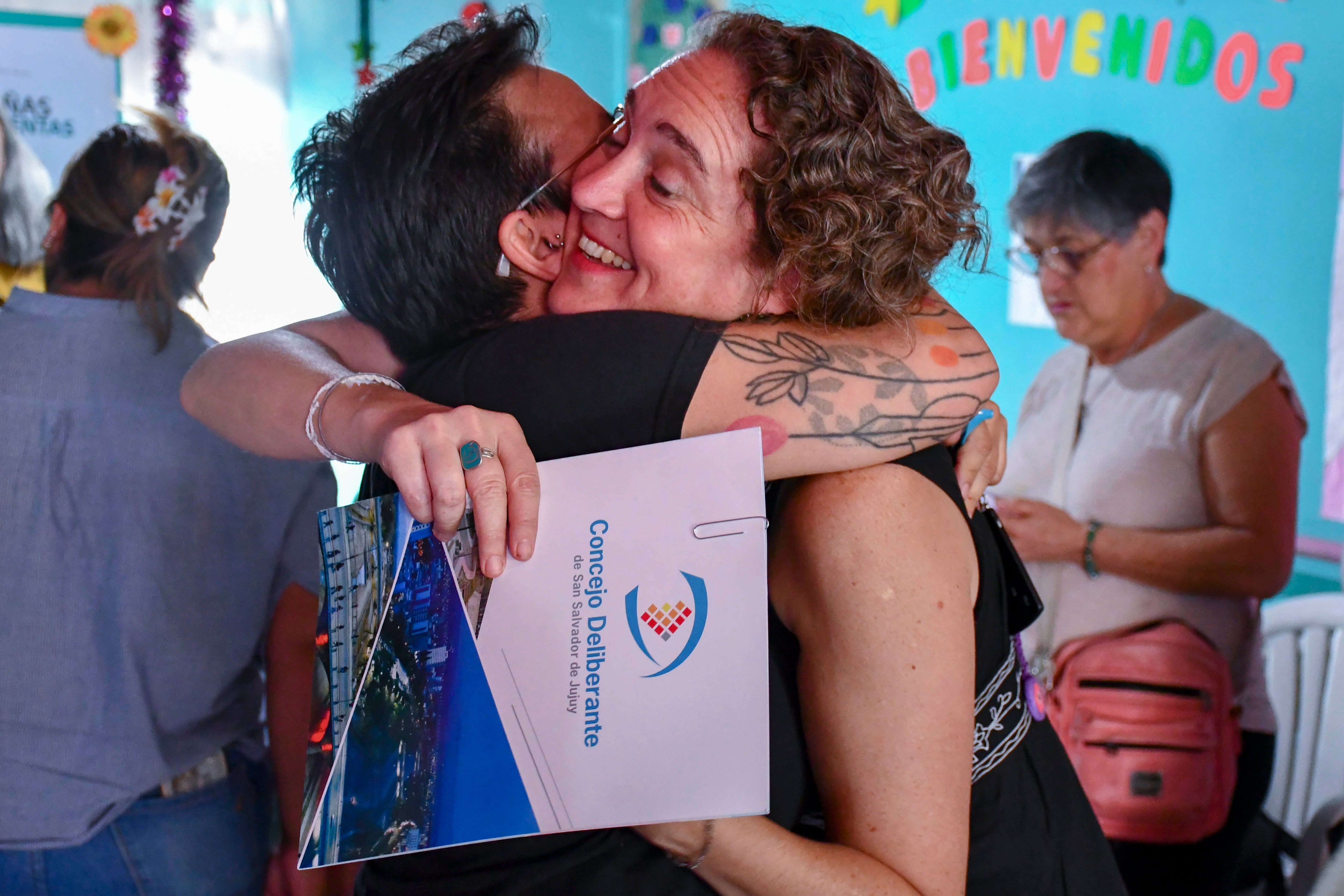 Miriam Morales recibe el saludo de un allegado, en la presentación de su libro "Niñas Sirvientas", que fue declarado "de interés cultural" por concejales de San Salvador de Jujuy.