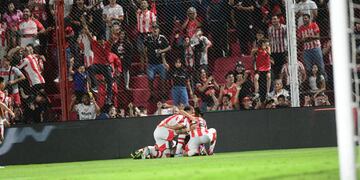 Festejo del gol de Juan Franco para el 1-0 parcial de Instituto ante Huracán en el Monumental de Alta Córdoba. (La Voz)