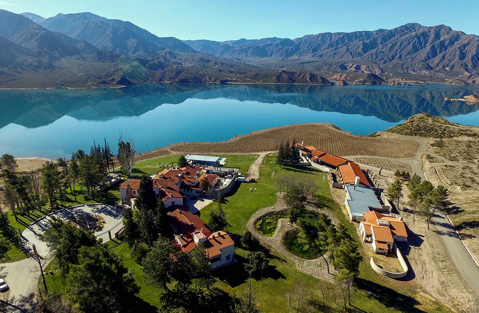 El embalse Potrerillos y el cerro Aconcagua, desde el aire, en todo su esplendor y como nunca se los vio