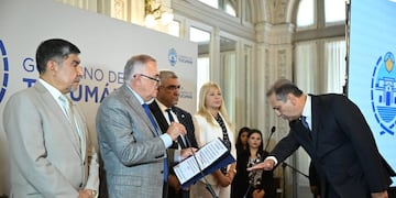 Osvaldo Jaldo tomó juramento a las nuevas autoridades de la Caja Popular.