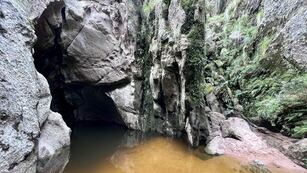 El lugar se ubica en la localidad de Tanti, y es una de las "joyitas" del Río Yuspe.