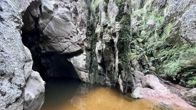 El lugar se ubica en la localidad de Tanti, y es una de las "joyitas" del Río Yuspe.