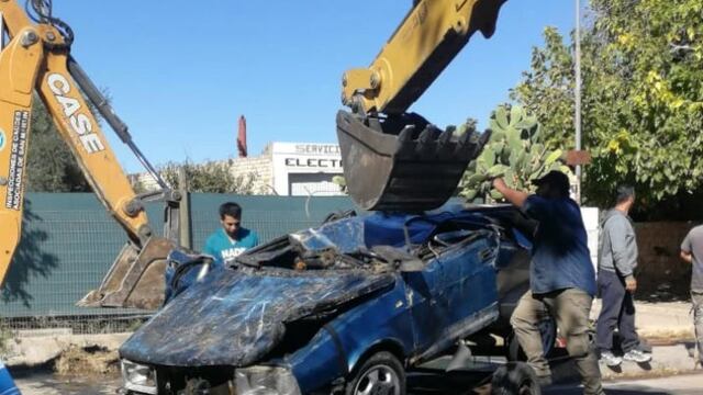 El vehículo destruido luego de ser sacado por una retroescavadora de un canal donde cayo. Su conductor resultó ileso. Gentileza
