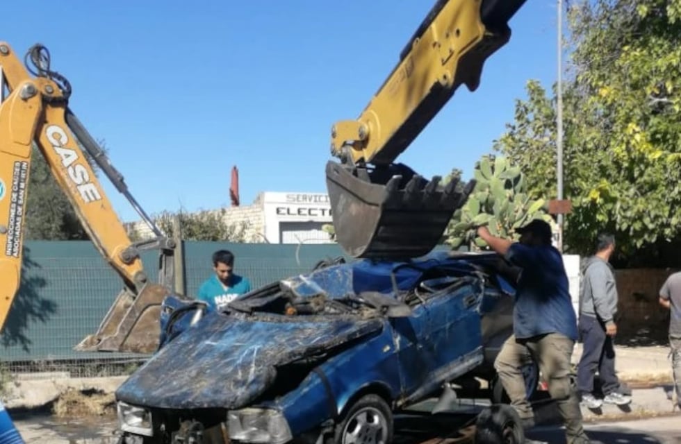 Un auto cayó a un canal y lo destruyeron para sacarlo