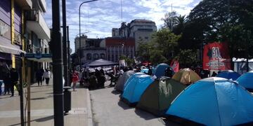 Acampe de organizaciones sociales en Plaza Independencia.