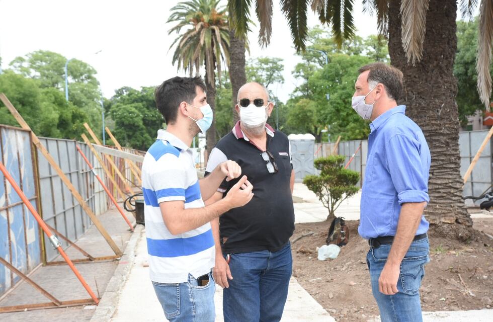 Comenzó a retirarse el cerramiento del primer cantero del Centro: el segundo, tras las fiestas