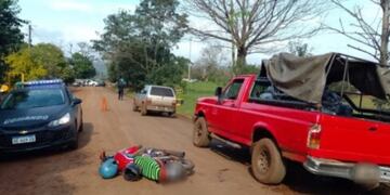Campo Viera: una motocicleta colisionó contra una camioneta.