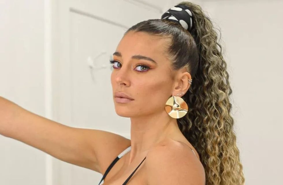 ¡Look-aso! Sol Pérez deslumbró a sus fans con un oxford fucsia engomado y un top de brillos arcoíris