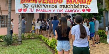 Lo recibieron con una pancarta con las inscripciones “Bienvenido Manu. Te queremos muchísimo. Tu familia y amigos”.
