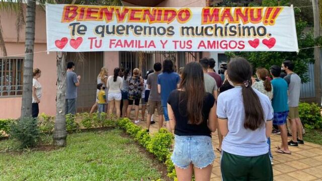 Lo recibieron con una pancarta con las inscripciones “Bienvenido Manu. Te queremos muchísimo. Tu familia y amigos”.