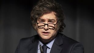 ARCHIVO - El presidente argentino Javier Milei habla tras recibir el premio Röpke para la Sociedad Civil del Liberal Institut, en el Centro de Congresos, el viernes 24 de enero de 2025, en Kloten, Suiza. (Ennio Leanza/Keystone vía AP, Archivo)