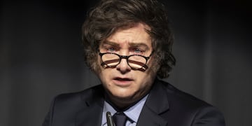 ARCHIVO - El presidente argentino Javier Milei habla tras recibir el premio Röpke para la Sociedad Civil del Liberal Institut, en el Centro de Congresos, el viernes 24 de enero de 2025, en Kloten, Suiza. (Ennio Leanza/Keystone vía AP, Archivo)