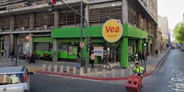 Un supermercado de Córdoba habría colocado alimento para perros con veneno en su vereda.