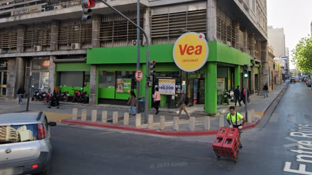 Un supermercado de Córdoba habría colocado alimento para perros con veneno en su vereda.