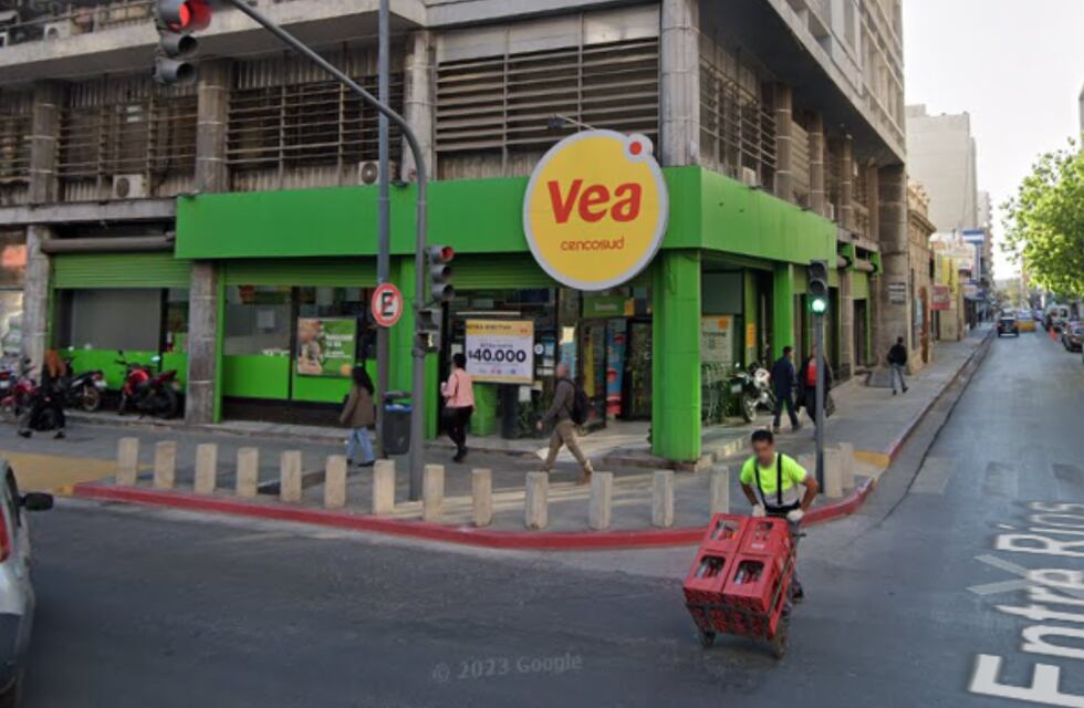 Repudiable: un reconocido supermercado de Córdoba habría puesto alimento balanceado con veneno en su vereda