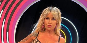 Flor Peña lució sus increíbles piernas con una minifalda repleta de brillos