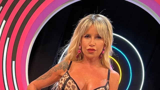 Flor Peña lució sus increíbles piernas con una minifalda repleta de brillos