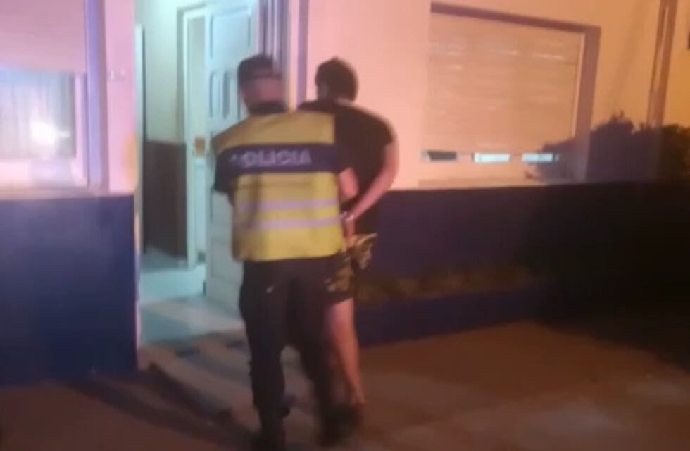Rompió el vidrio de una vivienda en Pehuen Co y fue detenido