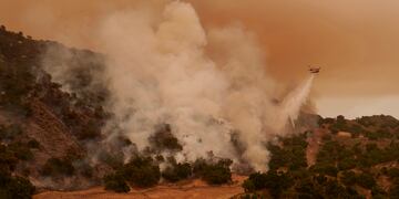 Un helicóptero descarga agua sobre las llamas del incendio Lake en Los Olivos, California, el sábado 6 de julio de 2024. (AP Foto/Eric Thayer)