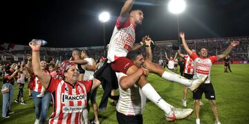 En andas, Fernando Alarcón, autor del gol y heroe en el Instituto de Primera (Facundo Luque / La Voz).