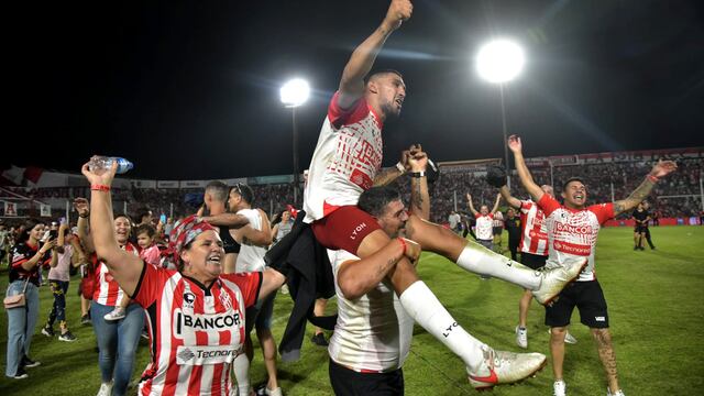 En andas, Fernando Alarcón, autor del gol y heroe en el Instituto de Primera (Facundo Luque / La Voz).