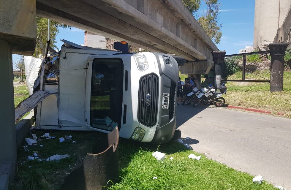 En fotos: el increíble vuelco de un camión en la Costanera