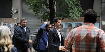 Máximo Kirchner y "Wado" de Pedro participan de la Mesa Política