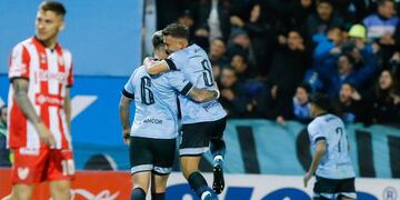 Alejandro Rébola y Pablo Vegetti se juntaron para el gol del triunfo de Belgrano.
