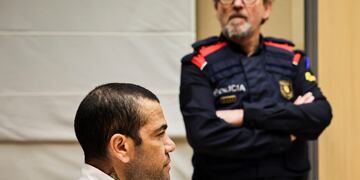 El futbolista brasileño sentado durante el juicio que le llevan a cabo por supuesta agresión sexual contra una mujer en un club nocturno. (AP)