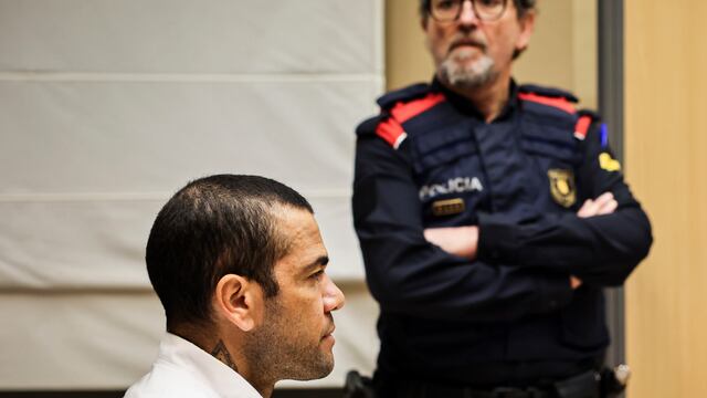 El futbolista brasileño sentado durante el juicio que le llevan a cabo por supuesta agresión sexual contra una mujer en un club nocturno. (AP)