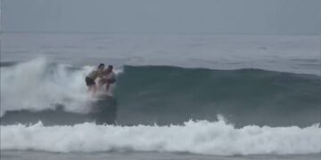 La pelea comenzó en el mar y siguió en la playa - Captura de video
