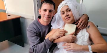 La pareja cordobesa se casó en un hospital, donde ella realiza su tratamiento oncológico.