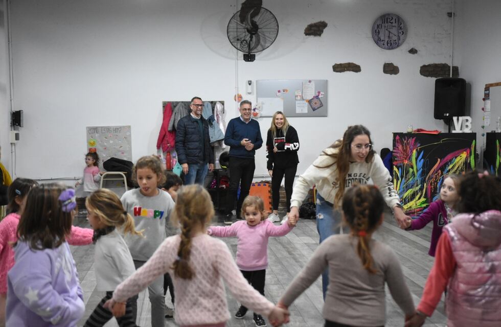 Luis Castellano visitó un centro de formación en actividades artísticas