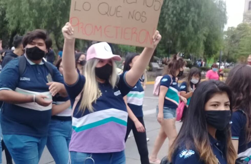 Desde el programa Juventud salen a defender la posición gubernamental para las fiestas de egresados