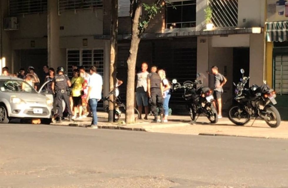 Intentó evitar que asalten a una chica y lo balearon