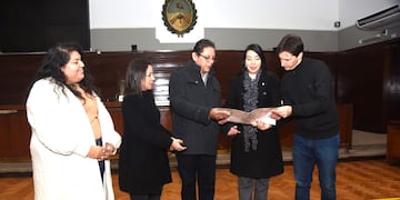 Lía Valeria Soledad Porcel y Federico Tolay, ambos al centro, al momento de recibir la declaración de interés legislativo para el Congreso Nacional de Psicopedagogía que se realizará en Jujuy este mes.